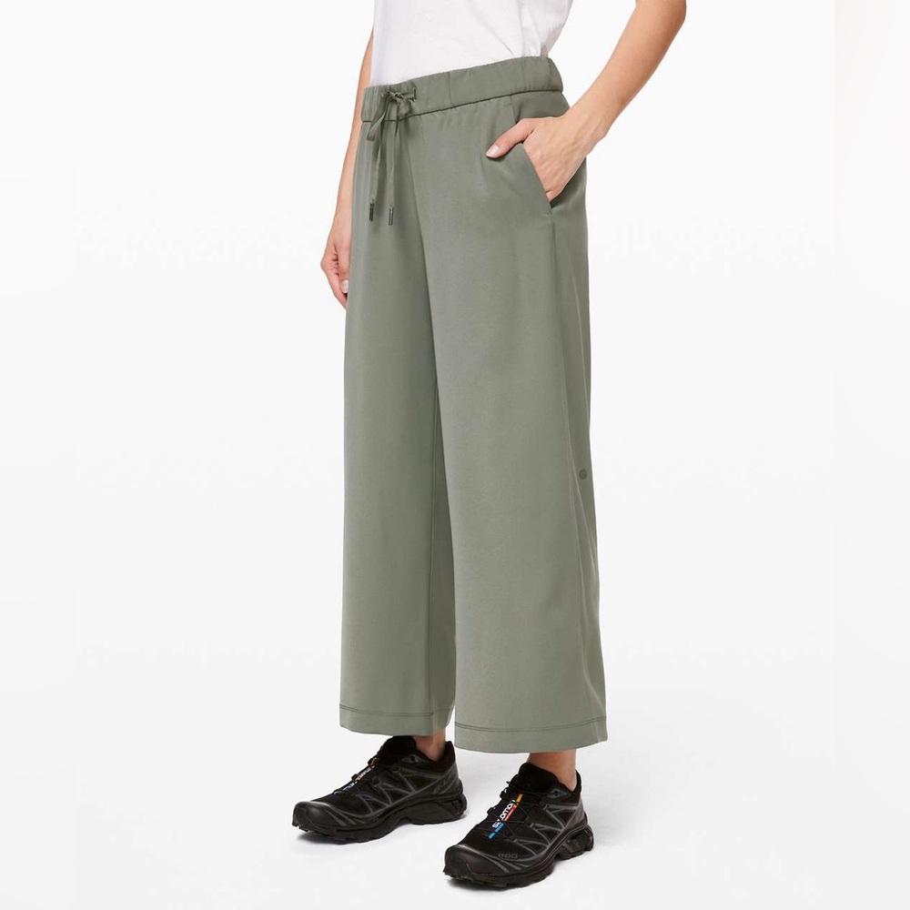 Lululemon On the Fly Wide Leg 7/8 Pant Size 10 Grey Sage Cropped High Rise